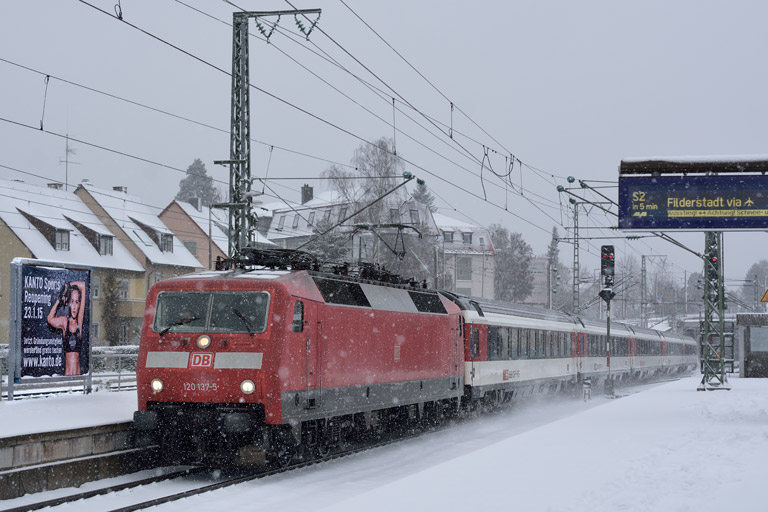 120 137 mit IC 185 bei km 15,6 (Dezember 2014)