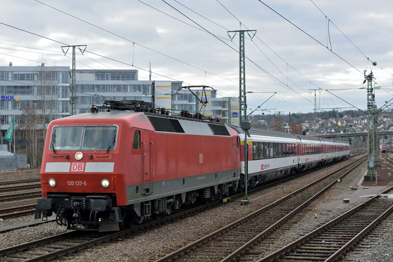 120 137 mit IC 282 bei km 15,8 (Dezember 2014)