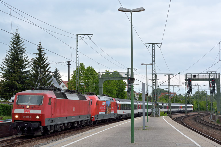 120 145 und 101 080 mit IC 281 bei km 16,6 (Mai 2014)