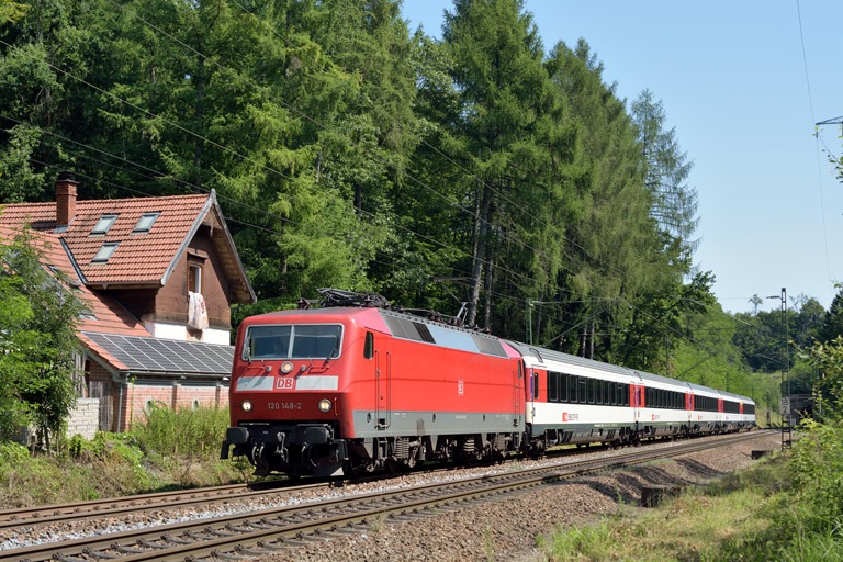 120 148 mit IC 185 bei km 18,2 (August 2014)