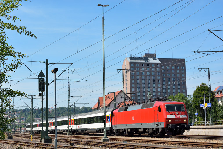 120 148 mit IC 282 bei km 15,6 (Juli 2014)