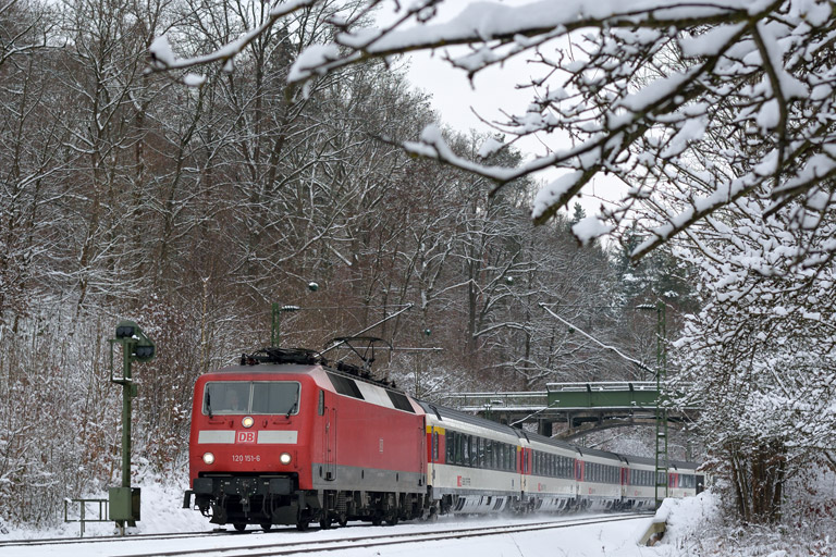 120 151 mit IC 185 bei km 10,6 (Dezember 2014)