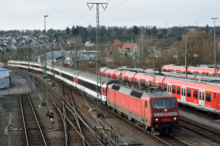 120 157 mit IC 282 bei km 16,0 (Dezember 2014)