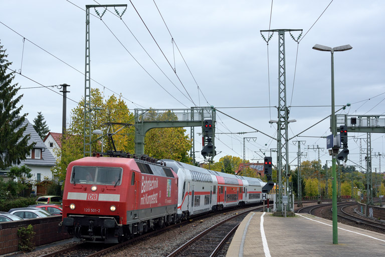 120 501 mit ST-D 92201 bei km 16,6 (Oktober 2014)