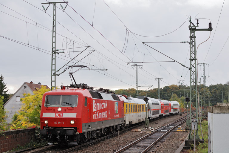 120 501 mit ST-D 92205 bei km 16,8 (Oktober 2014)