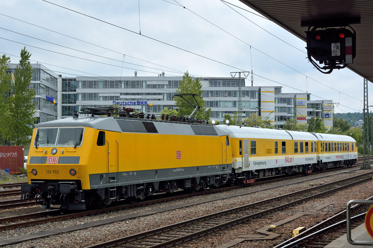 120 502 mit Mess-NbZ 94310 bei km 15,8 (Mai 2014)