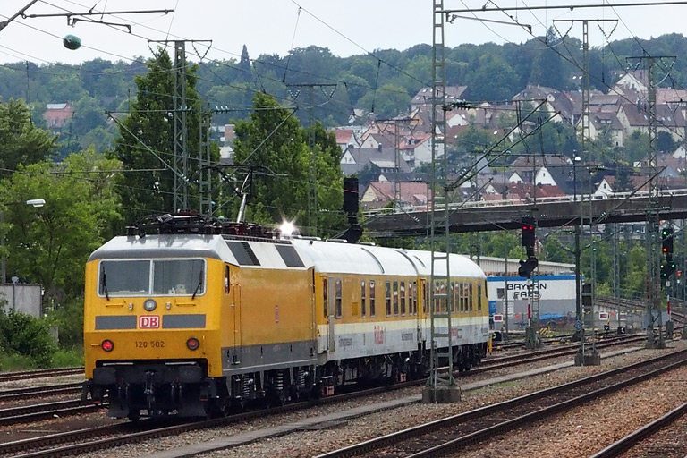120 502 mit Mess-NbZ 94310 bei km 15,8 (Mai 2014)