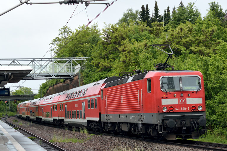 143 569 mit Lr 70101 bei km 14,2 (Mai 2014)