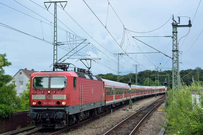 143 882 mit RE 19002 bei km 16,8 (August 2014)
