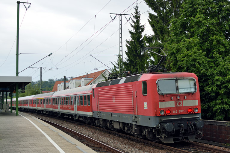 143 882 mit RE 19003 bei km 16,8 (August 2014)