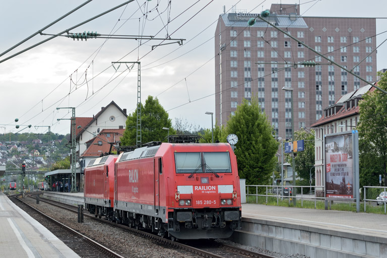 145 021 und 185 280 als EK 56167 bei km 15,6 (April 2014)