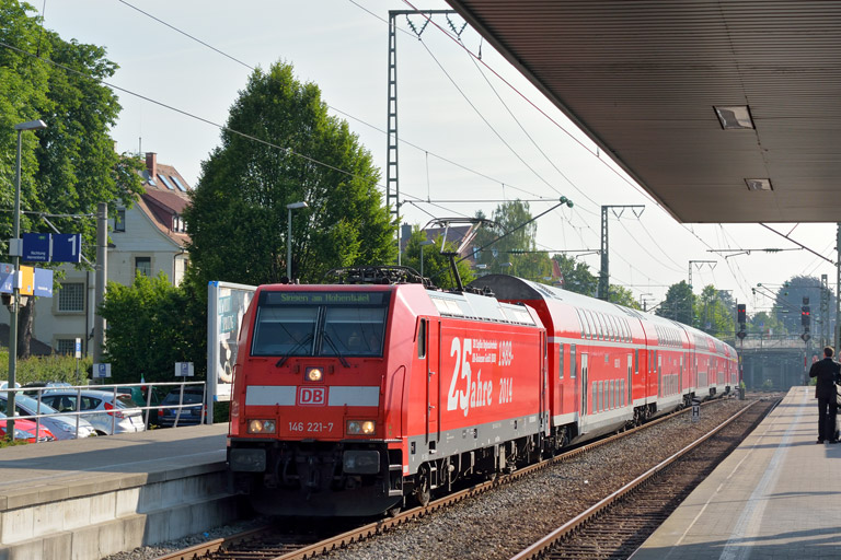 146 221 mit RE 19035 bei km 15,6 (Juni 2014)