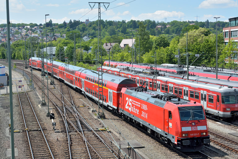 146 221 mit RE 19042 bei km 16,0 (Mai 2014)