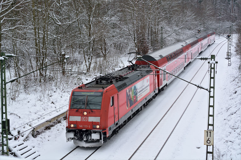 146 223 mit RE 19040 bei km 10,6 (Dezember 2014)