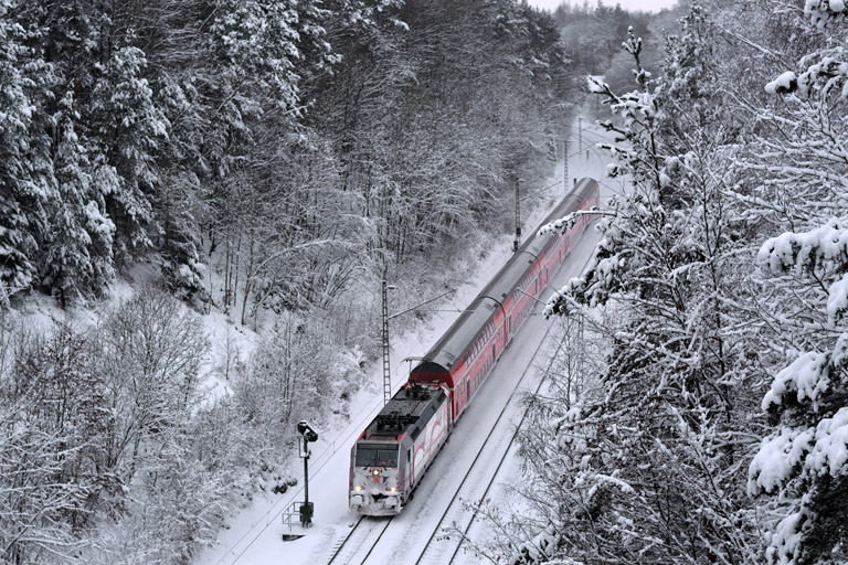 146 227 mit RE 19044 bei km 20,6 (Dezember 2014)