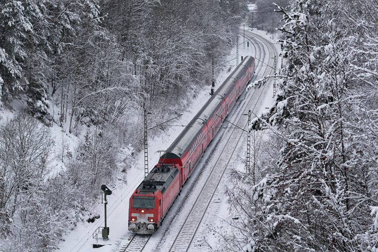 Lok der Baureihe 146 mit RE 19044 bei km 20,6 (Dezember 2014)