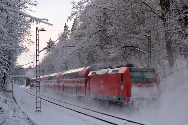 Lok der Baureihe 146 mit RE 19043 bei km 18,8 (Dezember 2014)