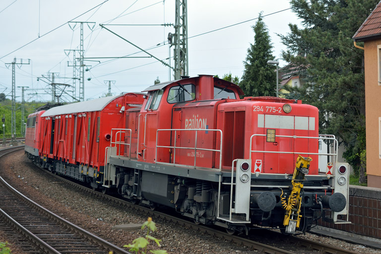 294 775 mit Hilfz 99971 bei km 16,8 (Mai 2014)
