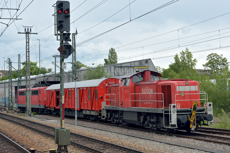 151 100 und 294 775 mit Hilfz 99971 bei km 15,4 (Mai 2014)
