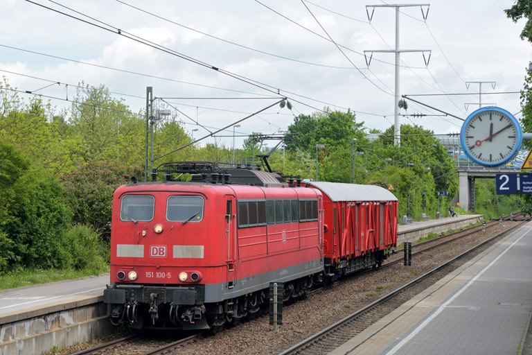 151 100 mit Hilfz 99970 bei km 24,6 (Mai 2014)