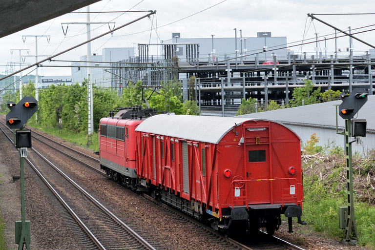 151 100 mit Hilfz 99970 bei km 24,8 (Mai 2014)