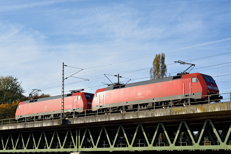 152 038 und 152 026 als T 66647 bei km 14,6 (November 2014)