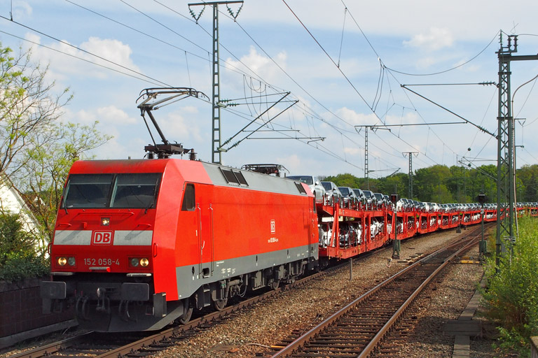 152 058 mit GA 52928 bei km 16,8 (April 2014)