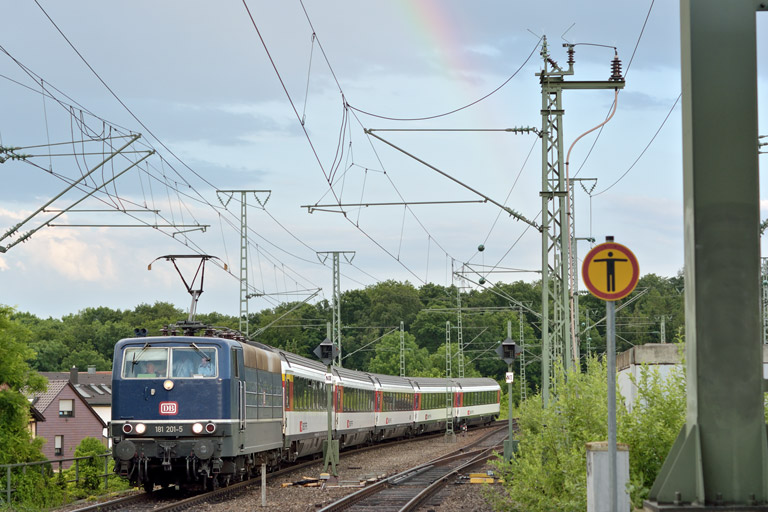 181 201 mit IC 182 bei km 16,8 (Juni 2014)