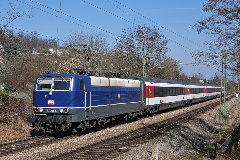181 201 mit IC 187 bei km 12,8 (M&auml;rz 2014)
