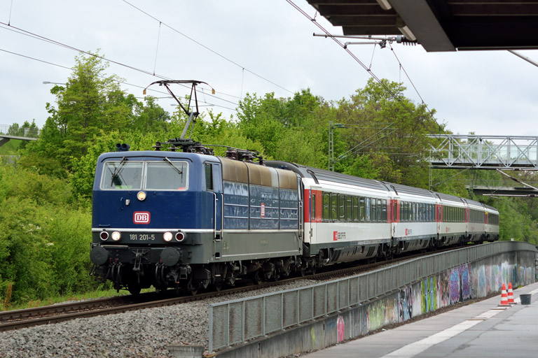 181 201 mit IC 187 bei km 14,2 (April 2014)