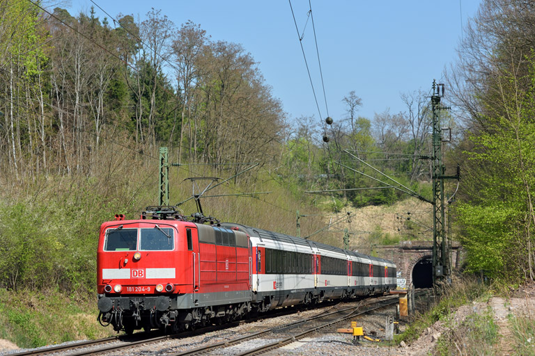 181 204 mit IC 187 bei km 18,0 (April 2014)