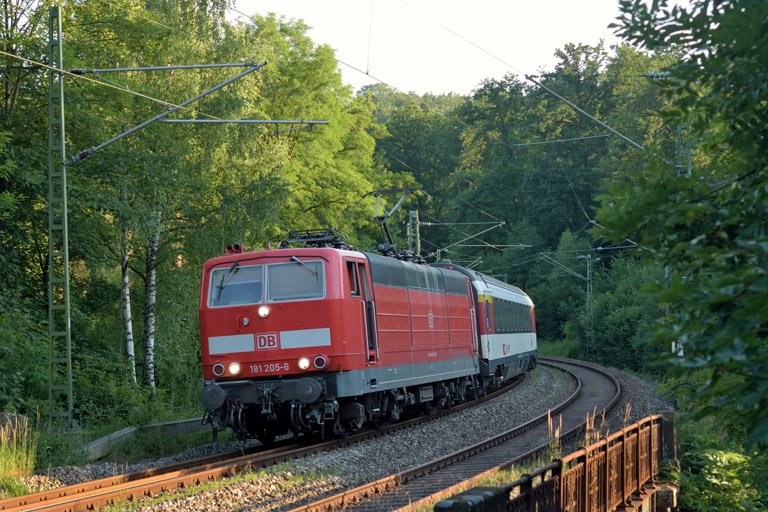 181 205 mit IC 182 bei km 11,0 (Juni 2014)