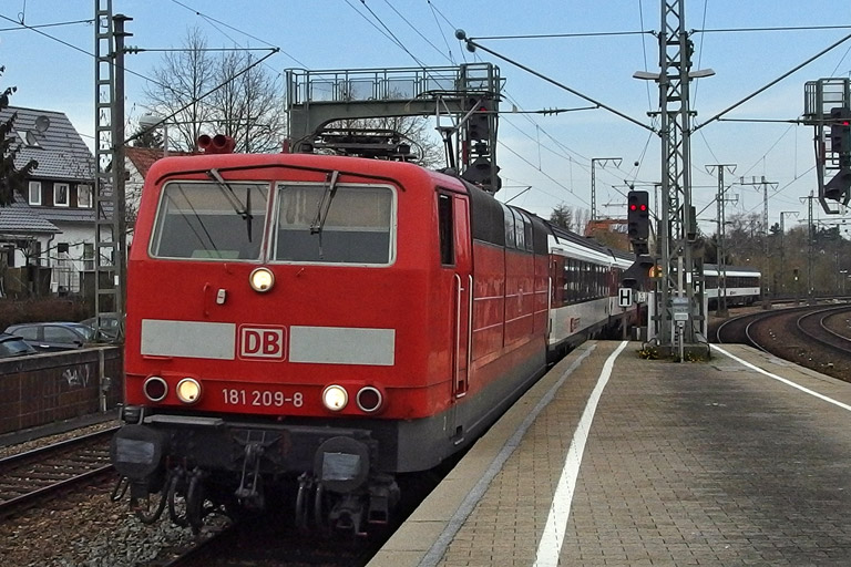 181 209 mit IC 187 bei km 16,6 (M&auml;rz 2014)