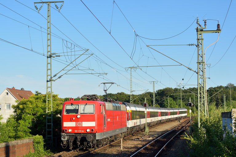 181 211 mit IC 182 bei km 16,8 (Juli 2014)