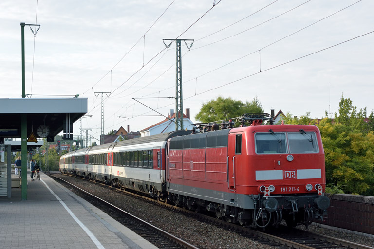 181 211 mit IC 2514 bei km 16,8 (August 2014)