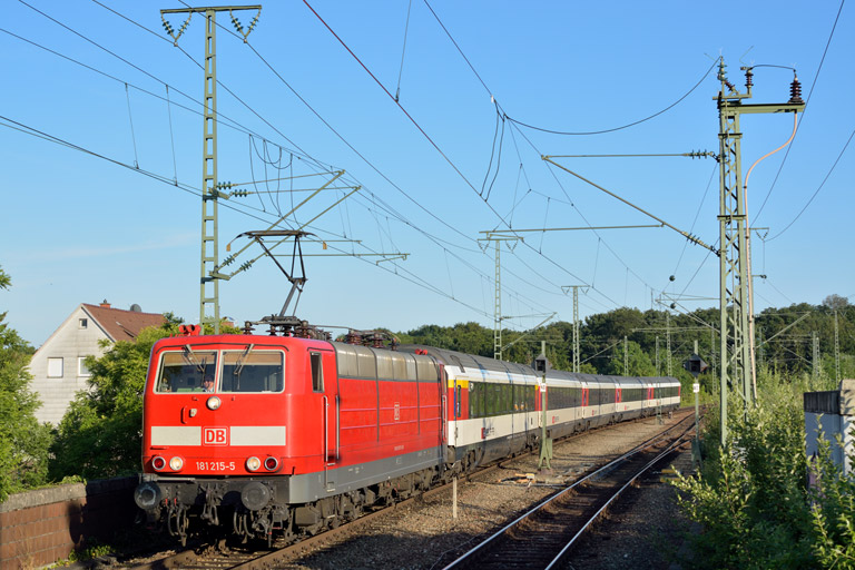 181 215 mit IC 182 bei km 16,8 (Juli 2014)