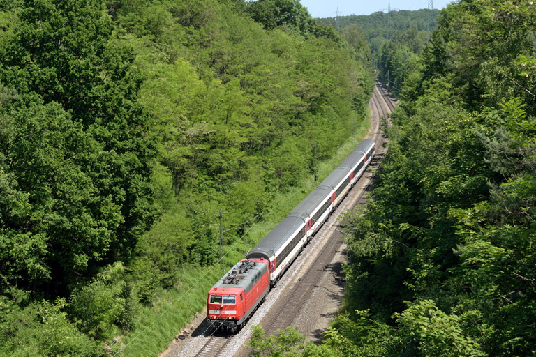 181 218 mit IC 187 bei km 20,2 (Juni 2014)