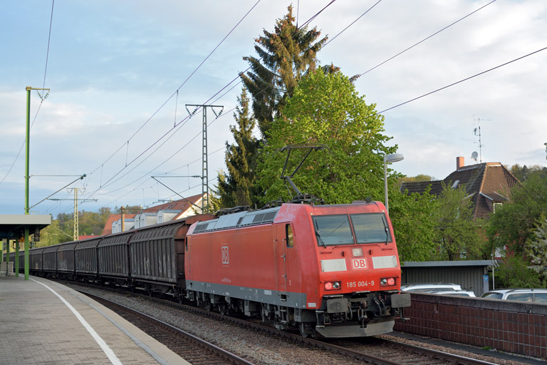 185 004 mit EK 56185 bei km 16,8 (April 2014)