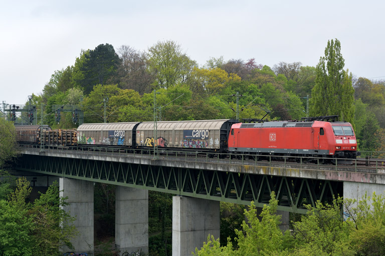 185 117 mit EZ 44696 bei km 14,6 (April 2014)
