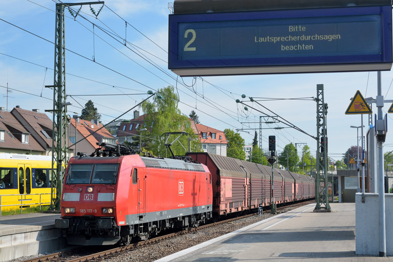185 117 mit EK 56183 bei km 15,6 (April 2014)