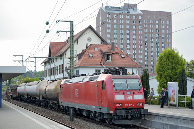 185 117 mit EZ 44695 bei km 15,6 (April 2014)