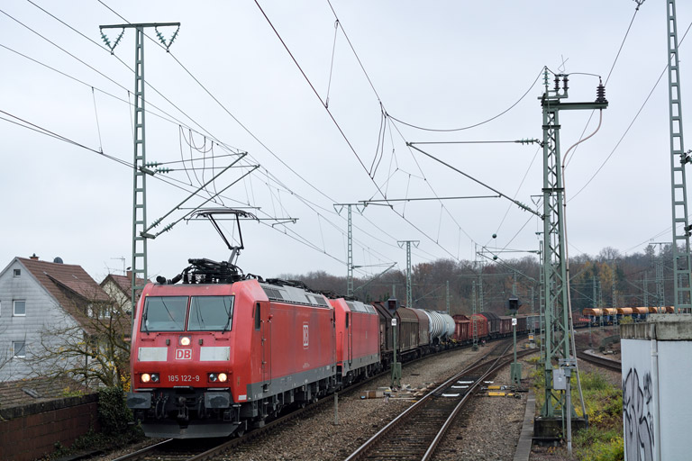 185 122 und 185 381 mit EK 74812 bei km 16,8 (November 2014)