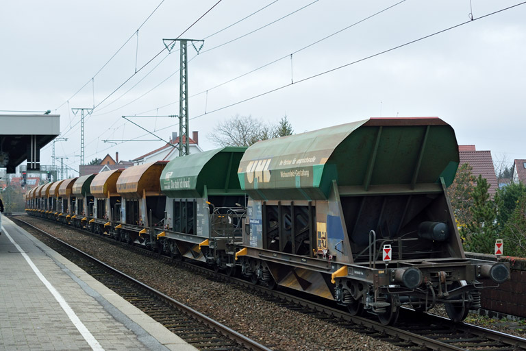 185 122 und 185 381 mit EK 74812 bei km 16,8 (November 2014)