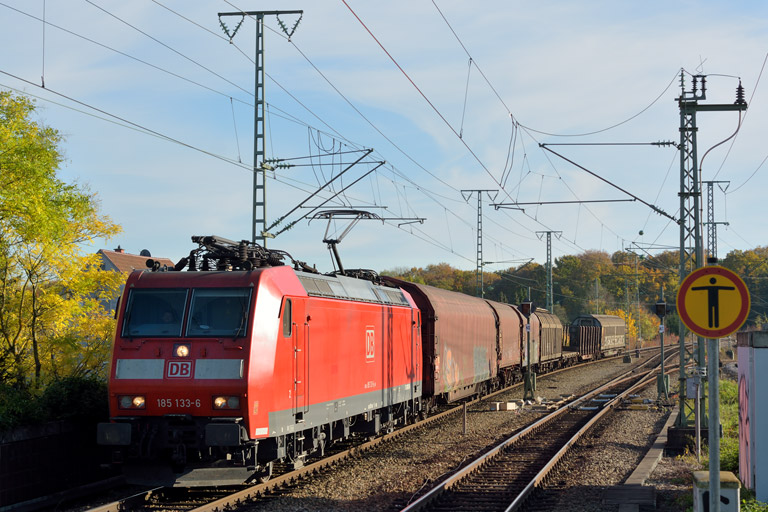 185 133 mit EZ 44696 bei km 16,8 (November 2014)