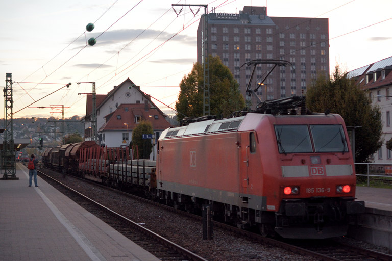 185 136 mit EZ 44691 bei km 15,6 (November 2014)