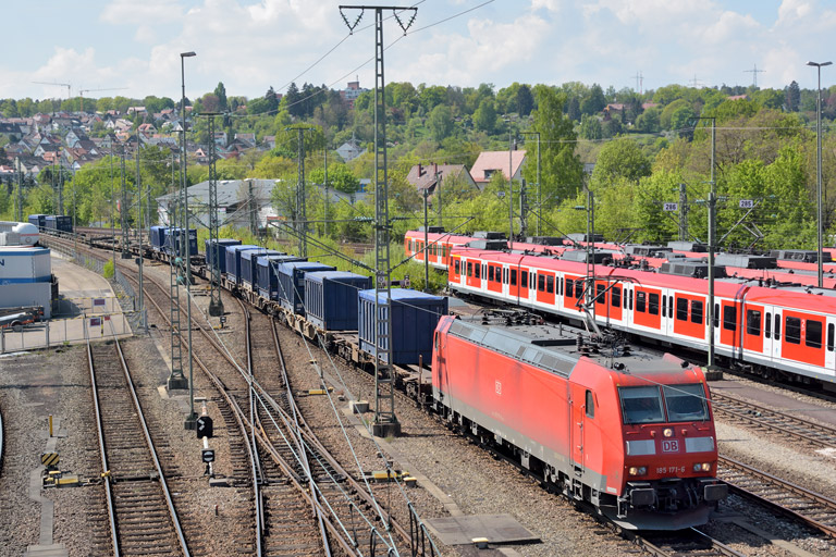 185 171 mit KT 50562 bei km 16,0 (April 2014)