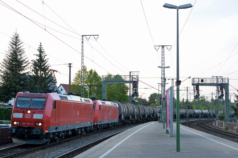 185 192 und 185 052 mit GC 46333 bei km 16,8 (April 2014)