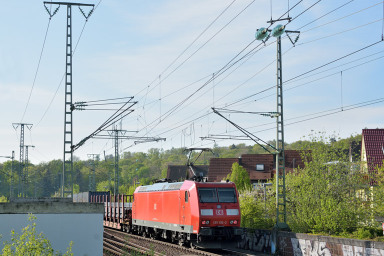 185 192 mit EZ 44689 bei km 16,8 (April 2014)