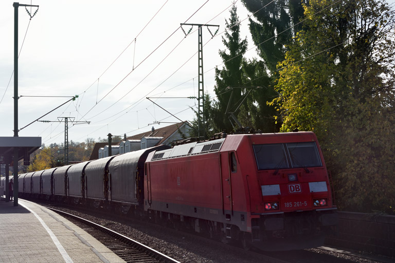 185 261 mit GM 49225 bei km 16,8 (November 2014)