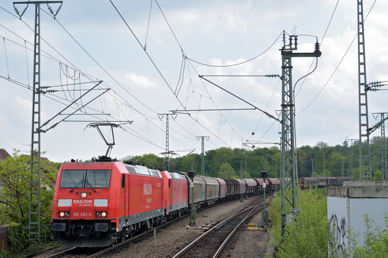 185 282 und 185 248 mit EZ 44696 bei km 16,8 (April 2014)